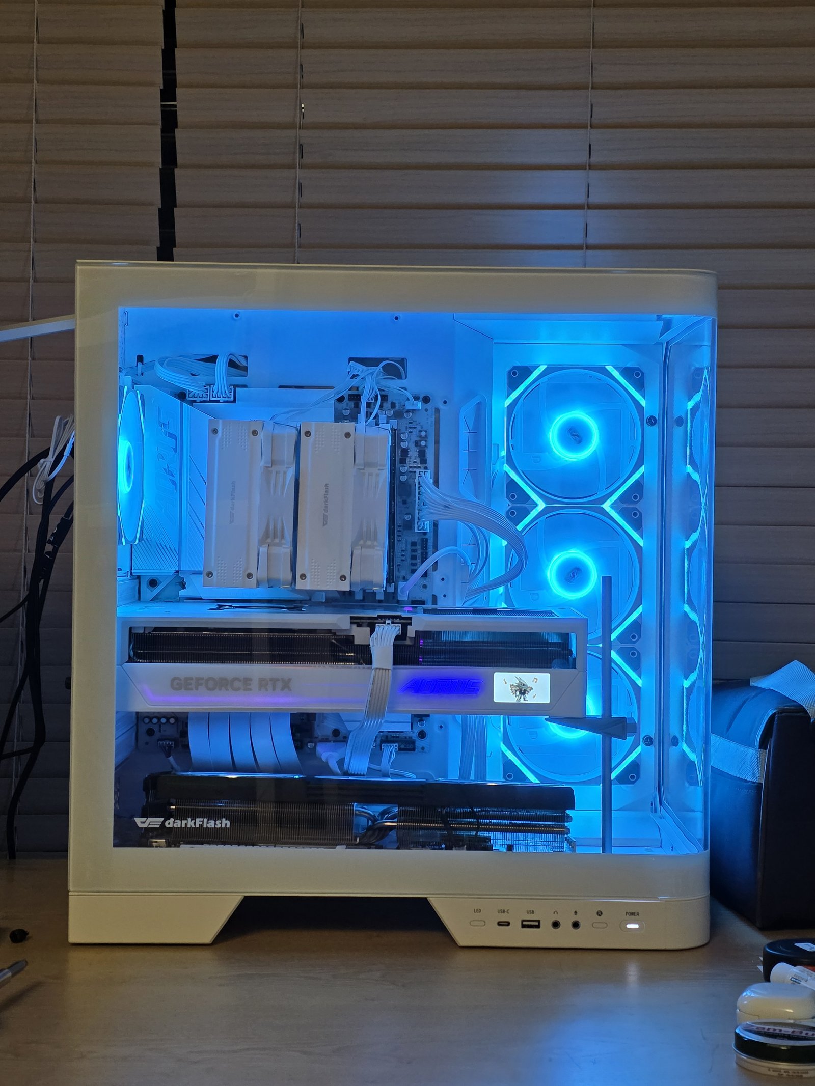기가바이트 RTX 5090 AORUS MASTER ICE를 장착한 케이스 내부, 블루 RGB 조명