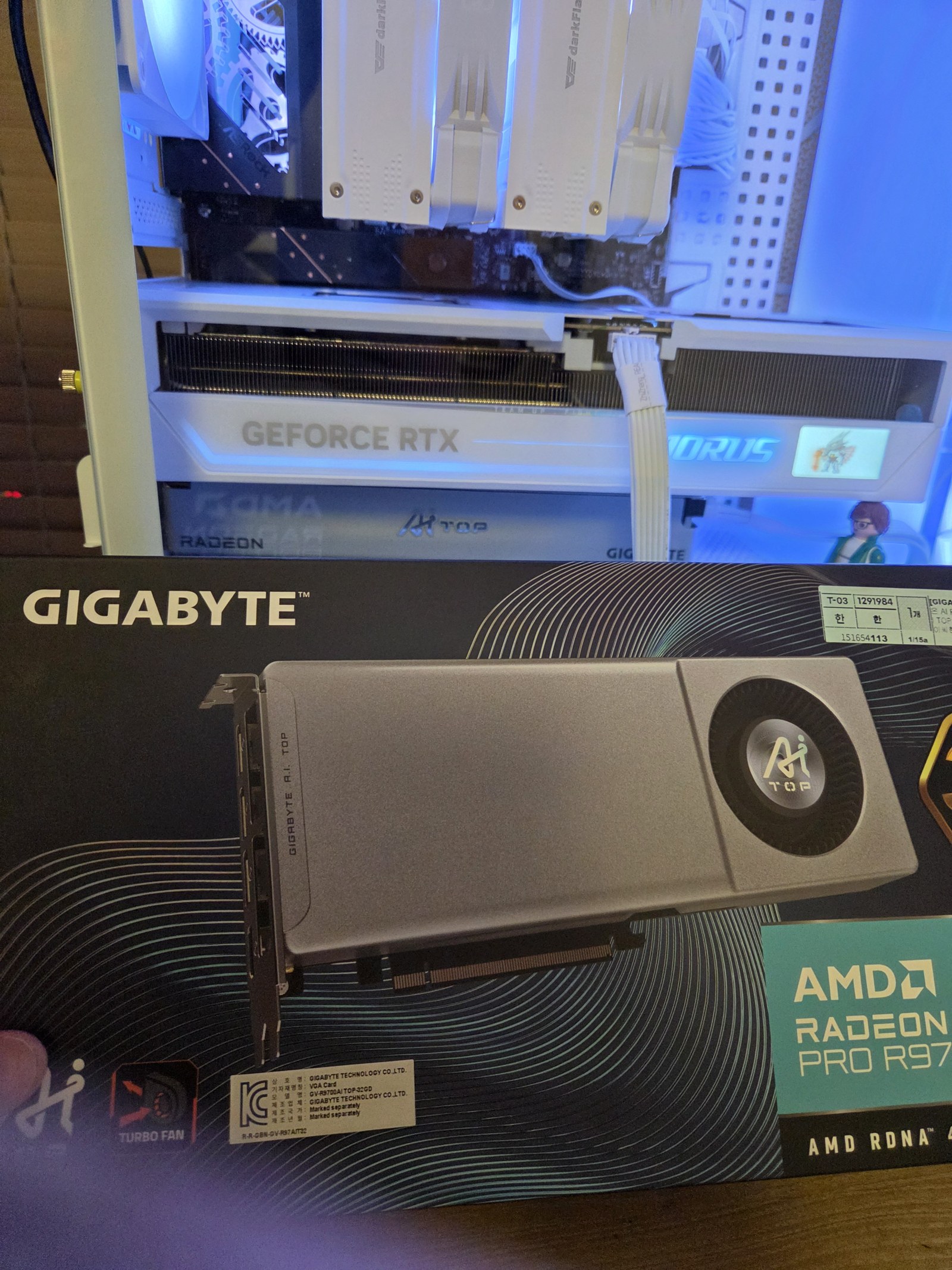 기존 RTX 5090과 나란히 둔 R9700 AI TOP 박스
