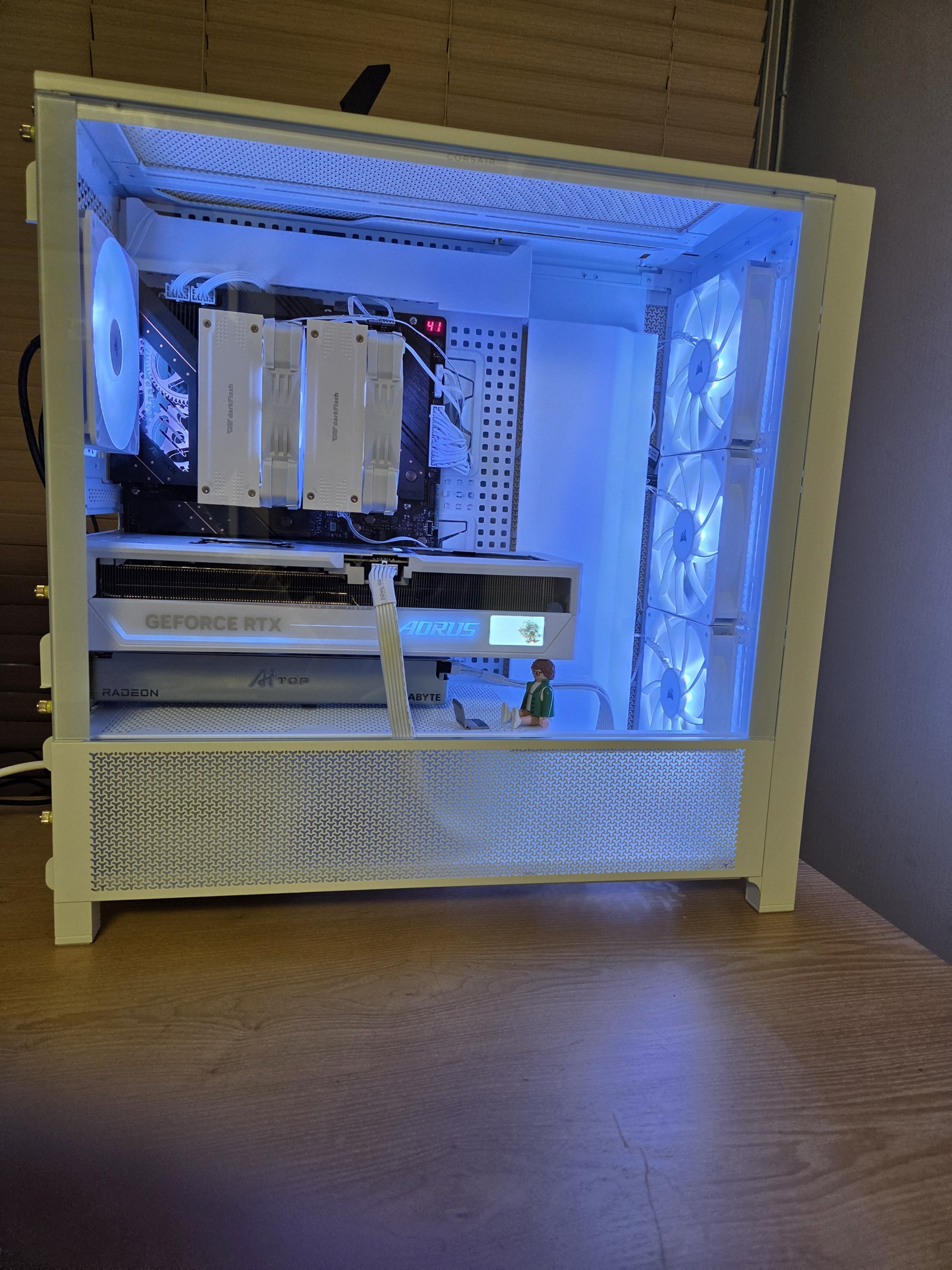 케이스에 장착된 R9700, 위쪽 GEFORCE RTX와 나란히
