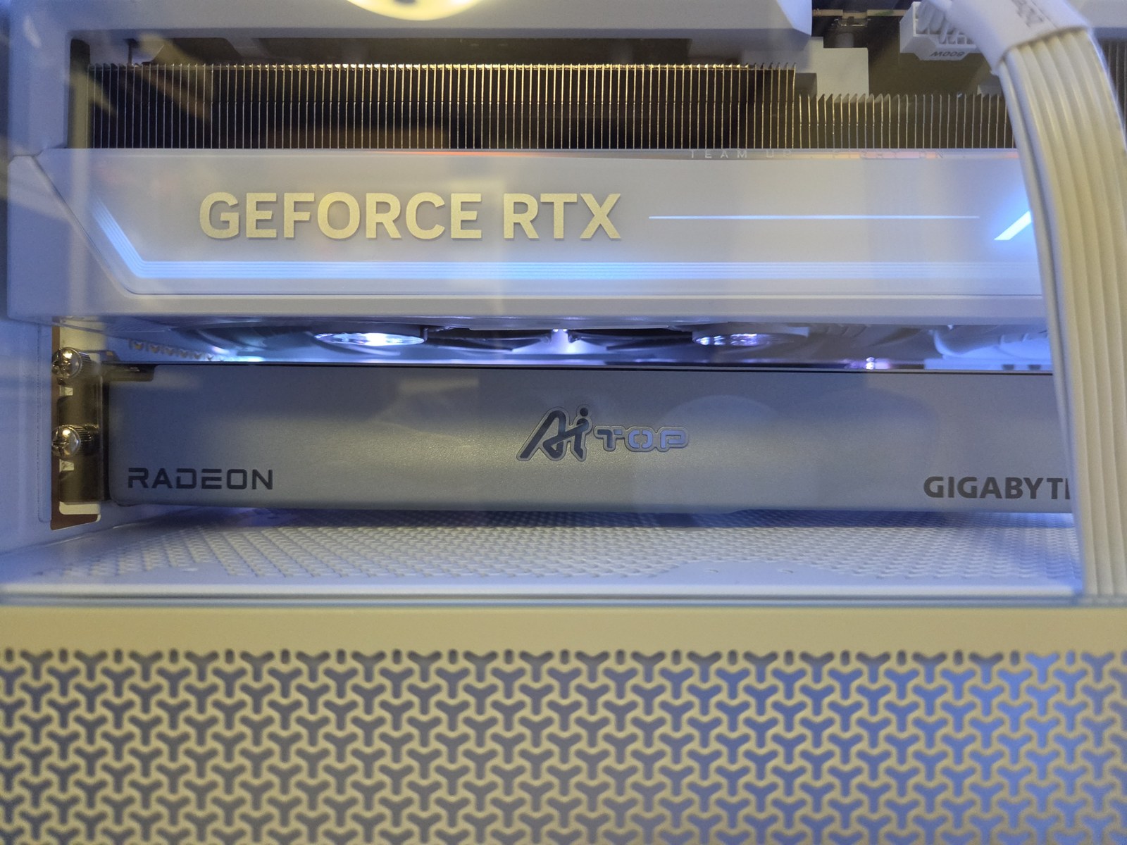 GEFORCE RTX 로고 클로즈업, 아래로 R9700의 방열판이 보인다
